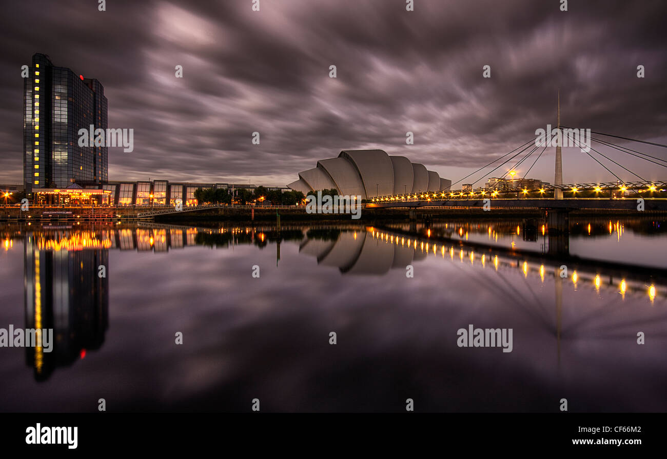 Una vista sul fiume Clyde a Glasgow al tramonto. Foto Stock