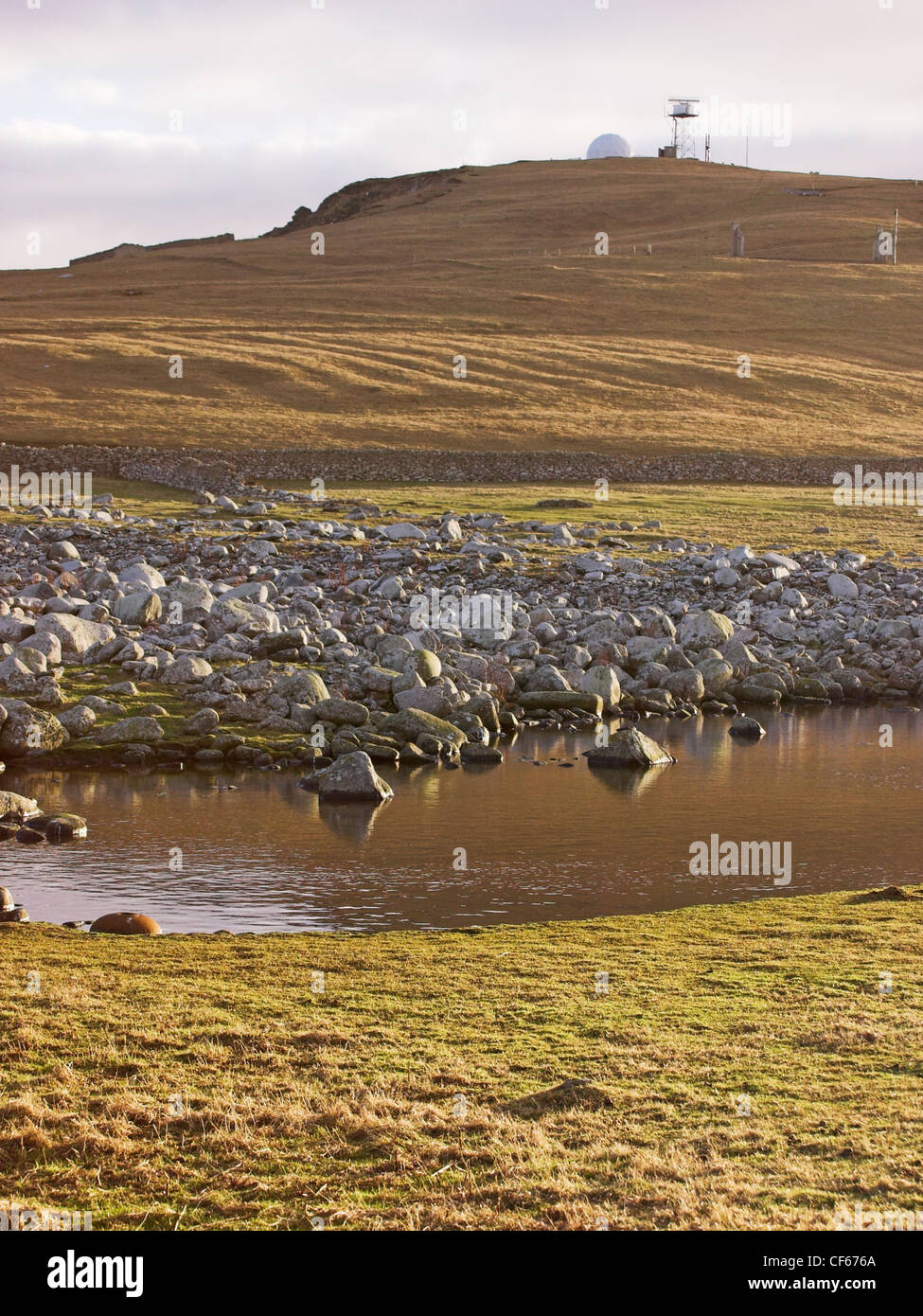 Una vista verso la testa di Sumburgh stazione radar su Shetland. Foto Stock