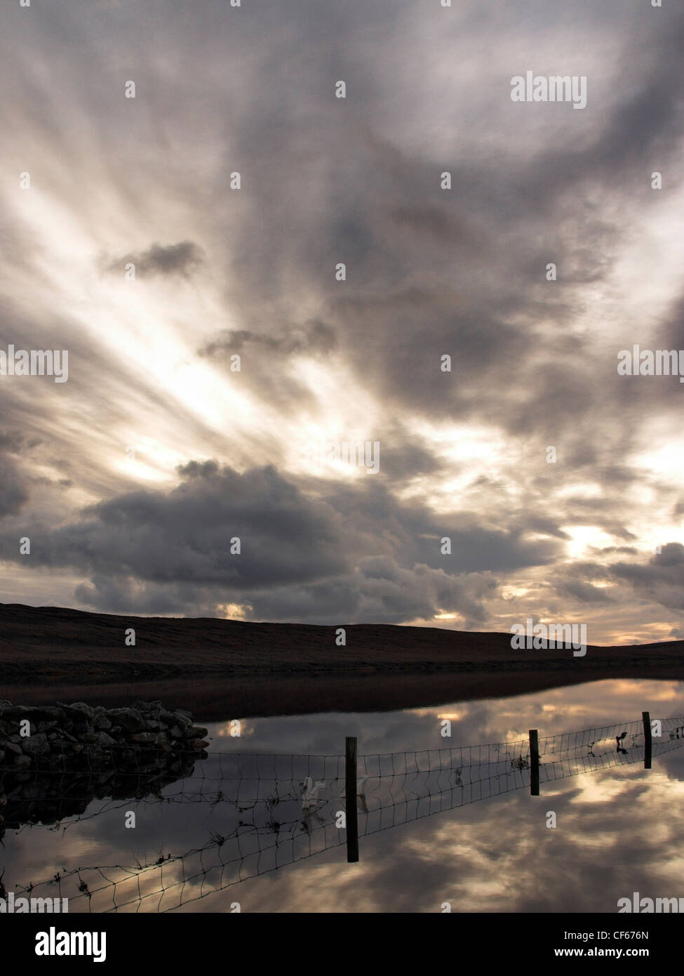 Alba sul Loch Girlsta sulle Isole Shetland. Foto Stock