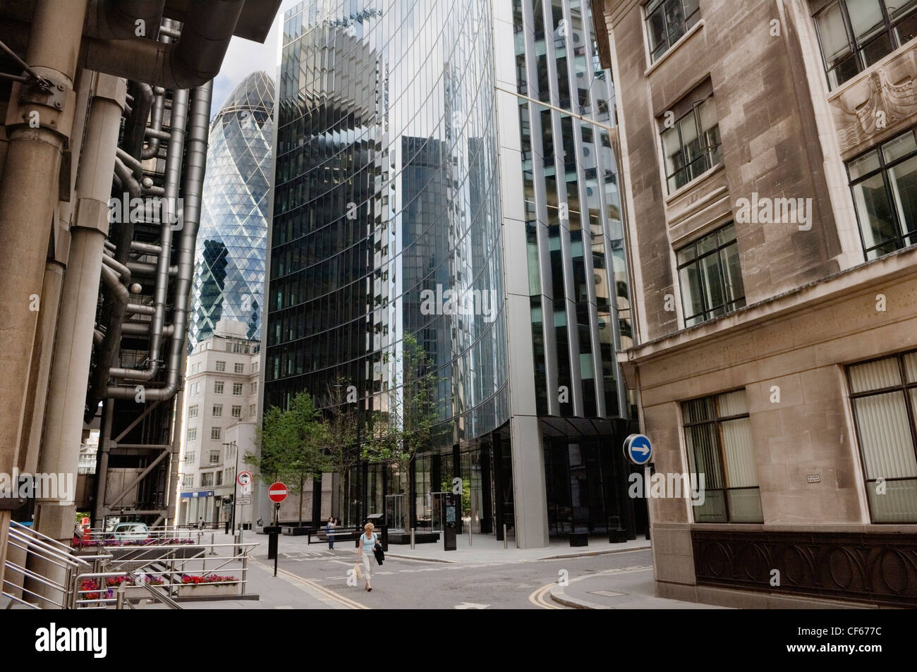 Visualizzare passato la Lloyds edificio verso il Gherkin (30 St Mary Axe e la Swiss Re Building) nella città di Londra. Foto Stock