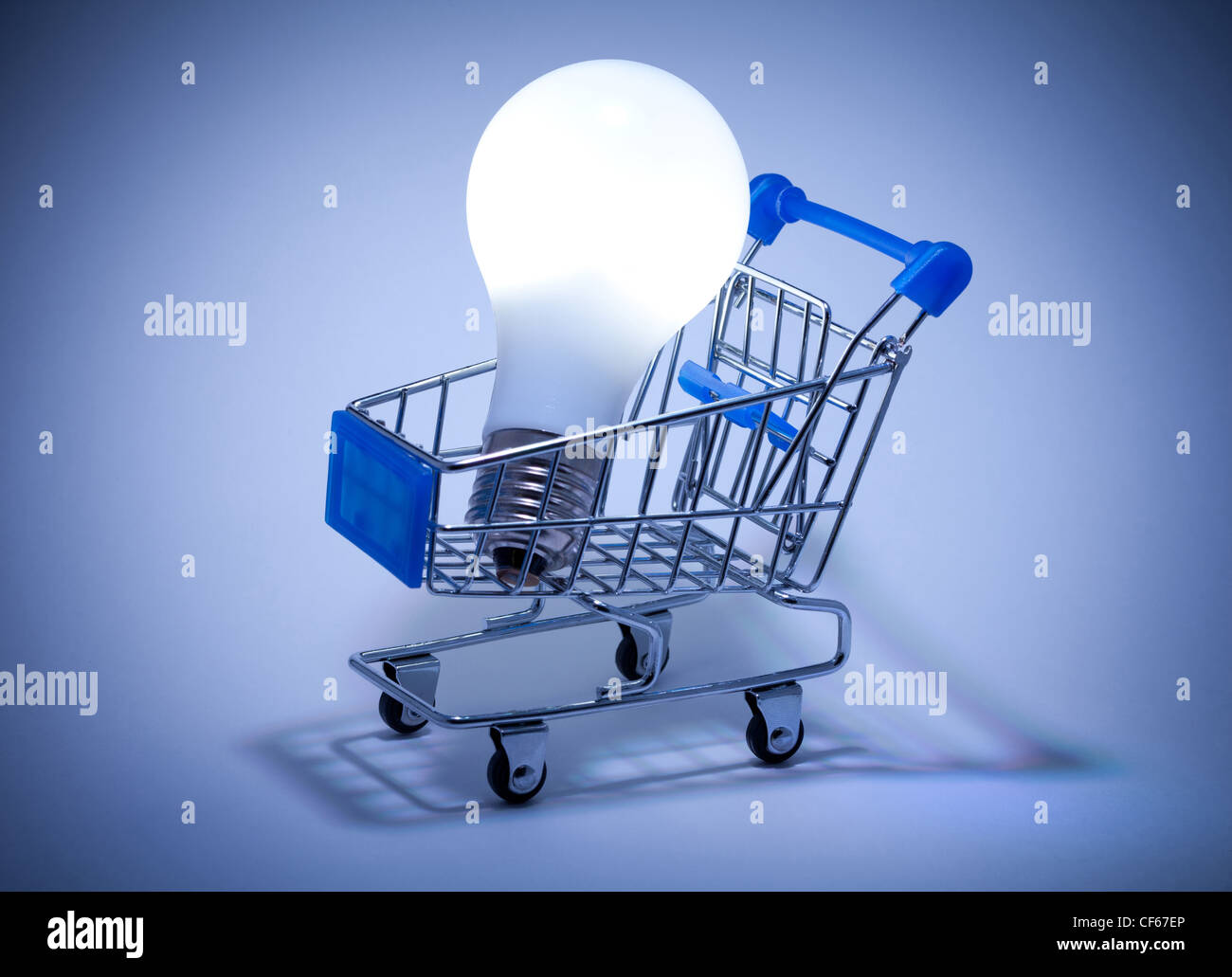 Acquista la luce. Carrello con lampadina. Foto Stock