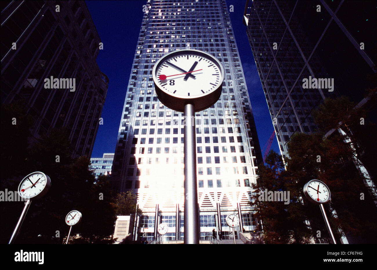 Orologi in Canada Square. Canada Square è una piazza circondata da tre edifici più alti nel Regno Unito. Foto Stock