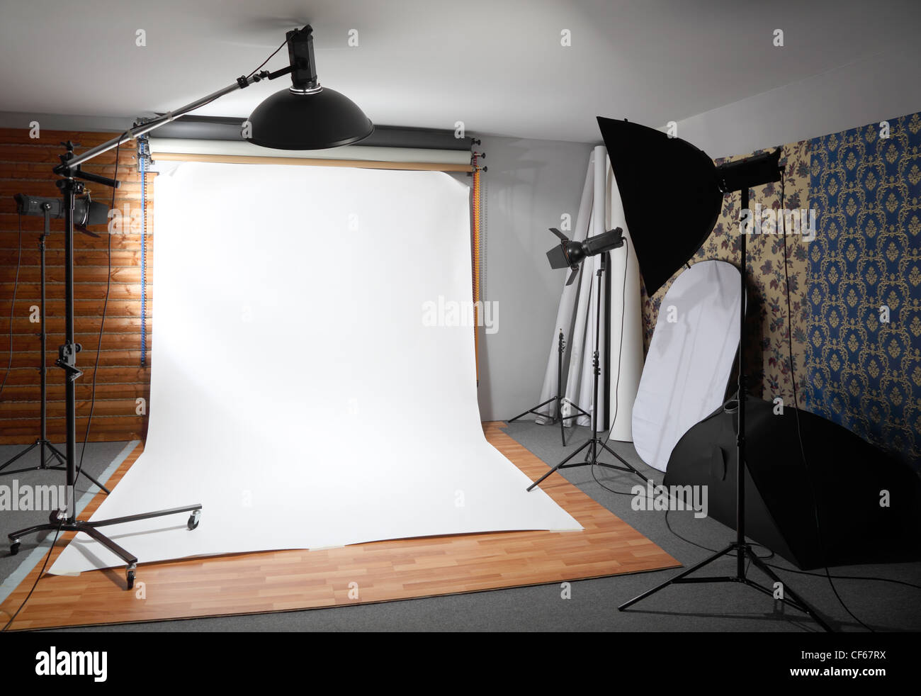 Sfondo bianco all'interno di studio - camera oscura grande illuminato lampade e faretti Foto Stock