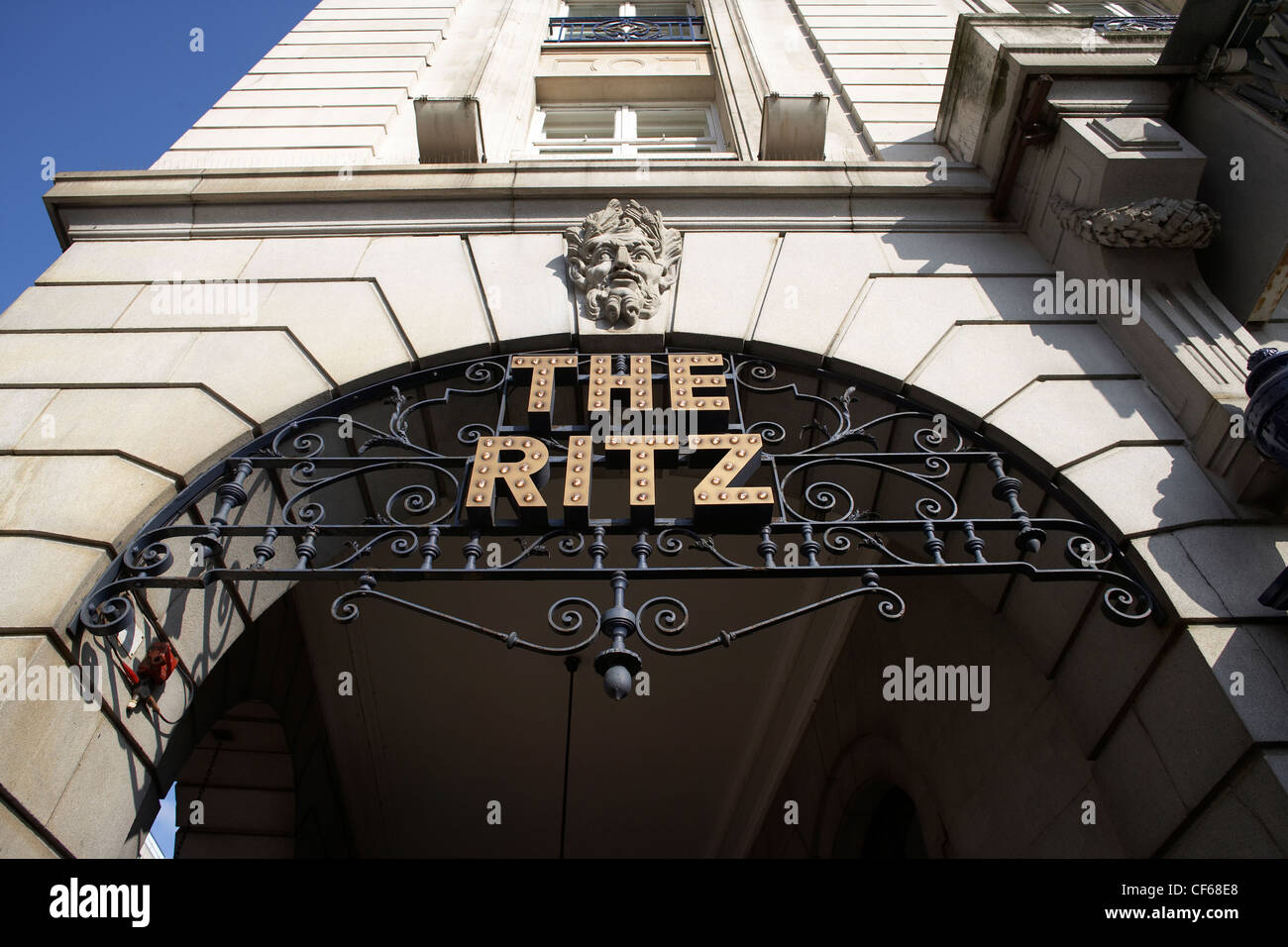 L' Hotel Ritz segnaletica. Aperto nel 1906, l'appello del passato patroni include il re Edoardo VII re Alfonso di Spagna e Regina Am Foto Stock