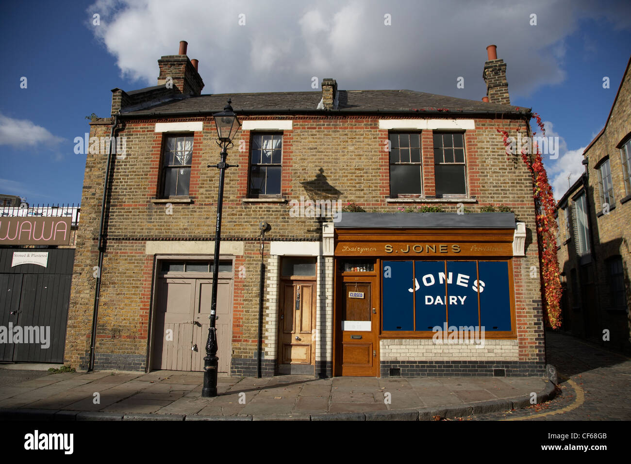 Un negozio di fronte in Ezra Street. Questo precedentemente eseguito verso il basso una parte di Londra è stata trasformata dall'afflusso di persone creative, bohe Foto Stock