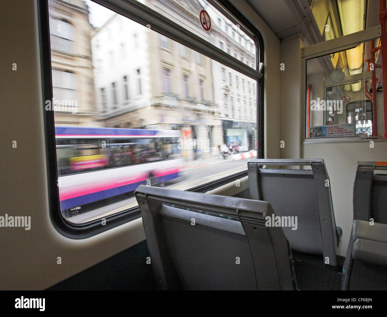 Una vista attraverso una finestra del tram nella città di Manchester. Foto Stock