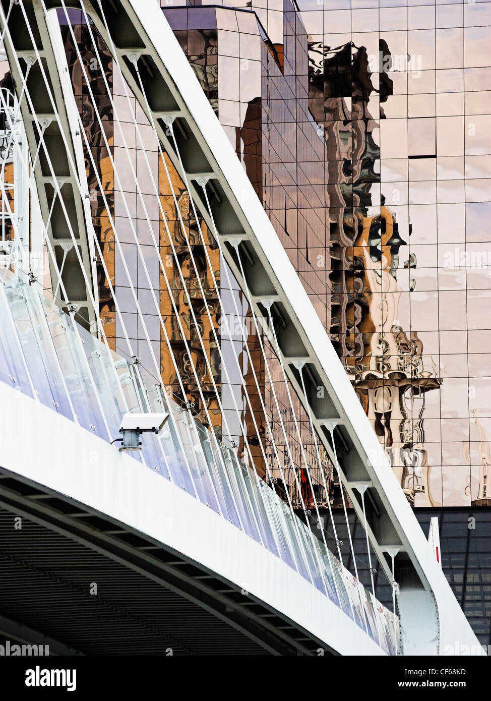 Un ponte pedonale a Salford Quays in Manchester. Foto Stock