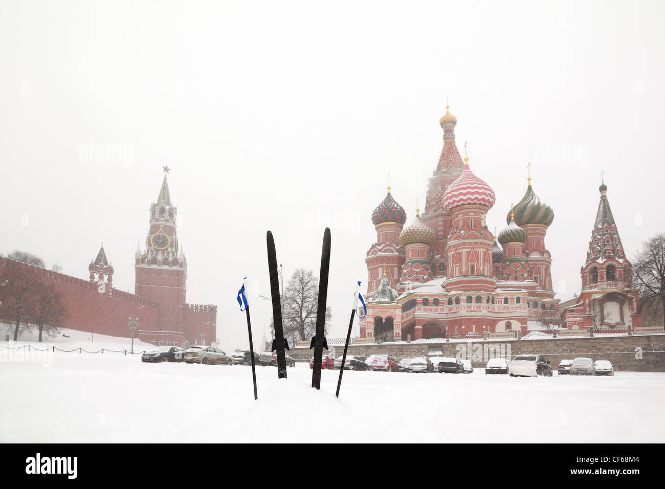 Sci da fondo poli bloccato snow Red Square vicino a San Basilio Tempio Torre Spasskaya del Cremlino di Mosca Russia in inverno nevicata Foto Stock