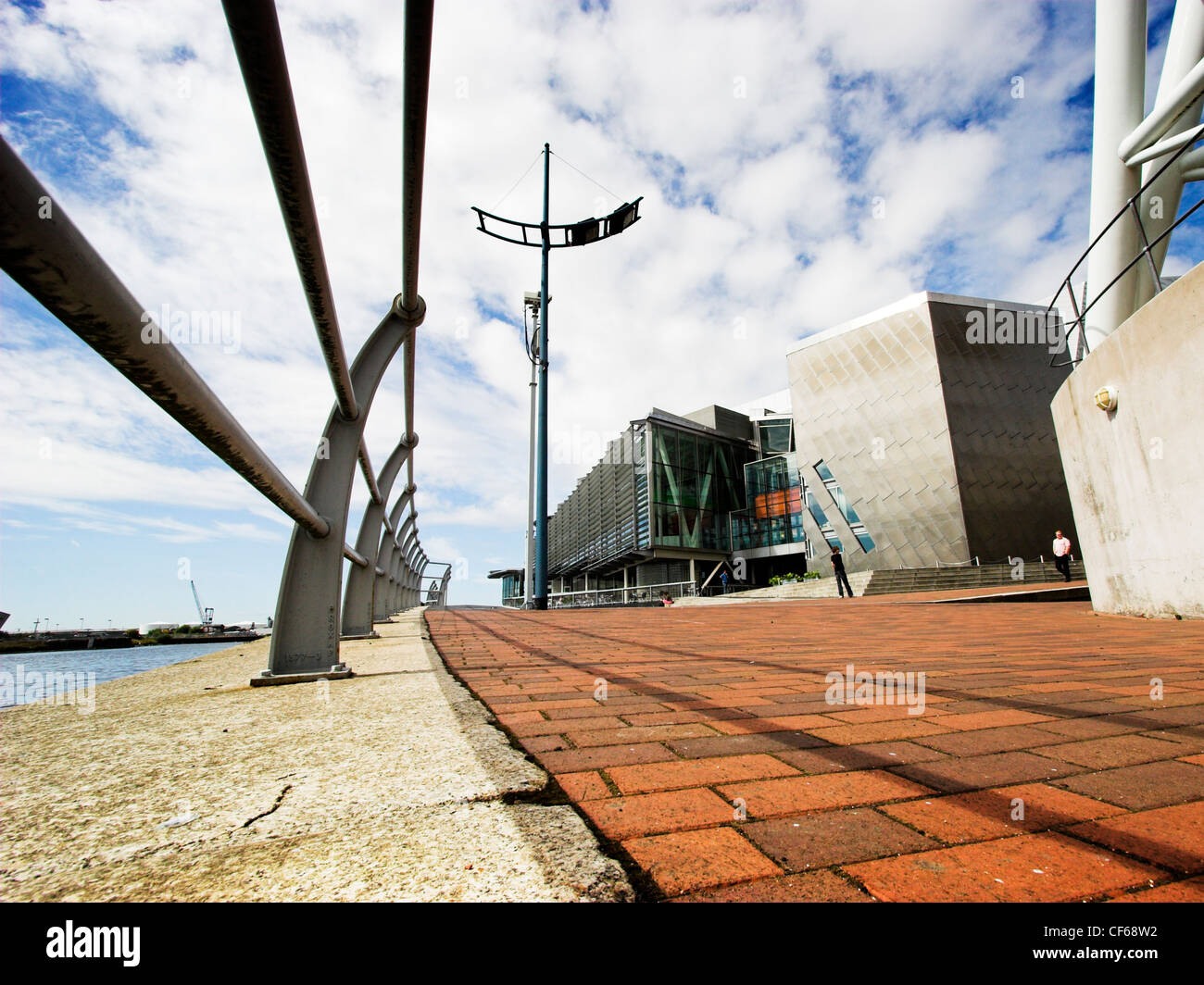 Un basso angolo di vista il Lowry Centre di Manchester. Il Lowry ospita due teatri principali e studio spazio per il performing arts pres Foto Stock