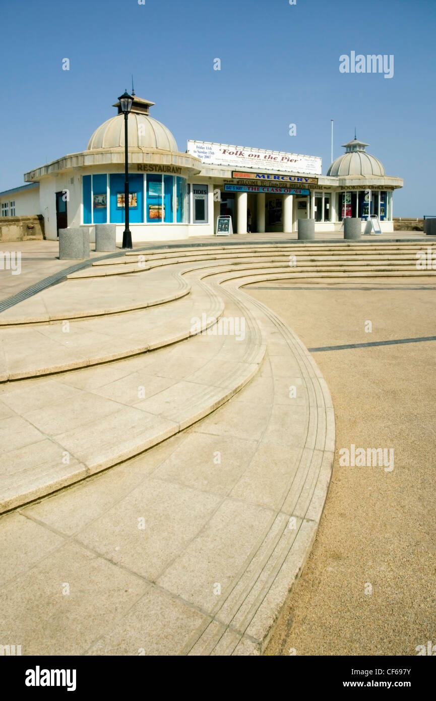 Una vista su alcuni passi per il Padiglione Pier a Cromer. Vi è stato un molo o pontile a Cromer poiché 1391 tuttavia non era unt Foto Stock