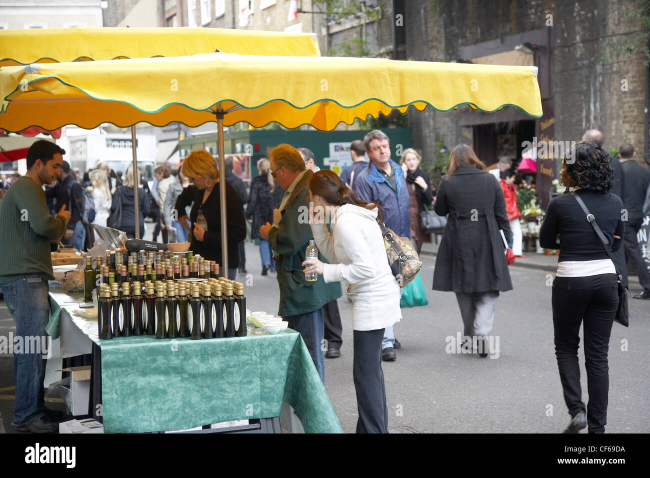 Una vista interna di bancarelle e i clienti a Borough Market. Foto Stock