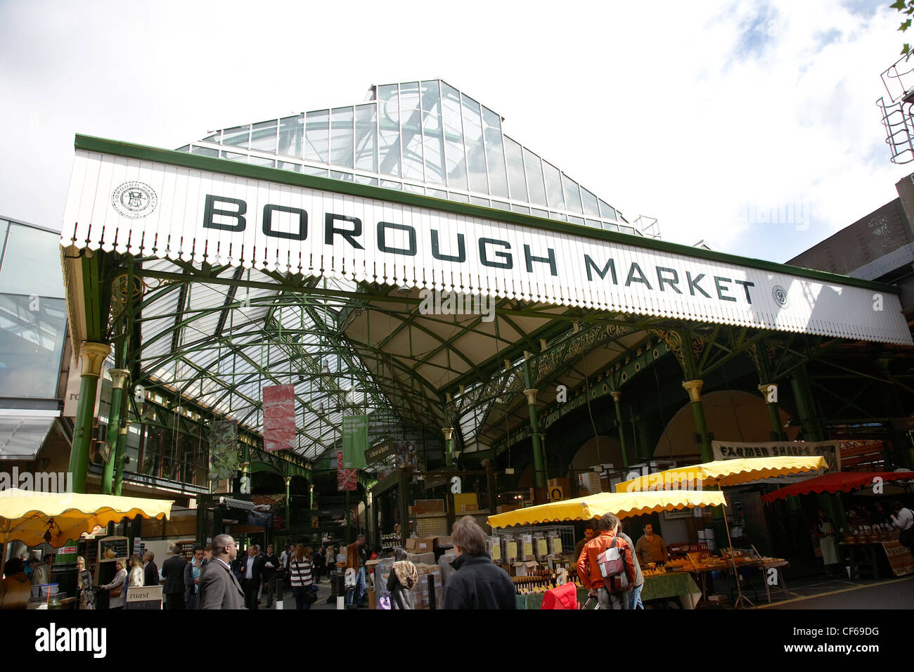 Osservando il tetto di vetro e segno sopra l'ingresso al mercato di Borough. Foto Stock