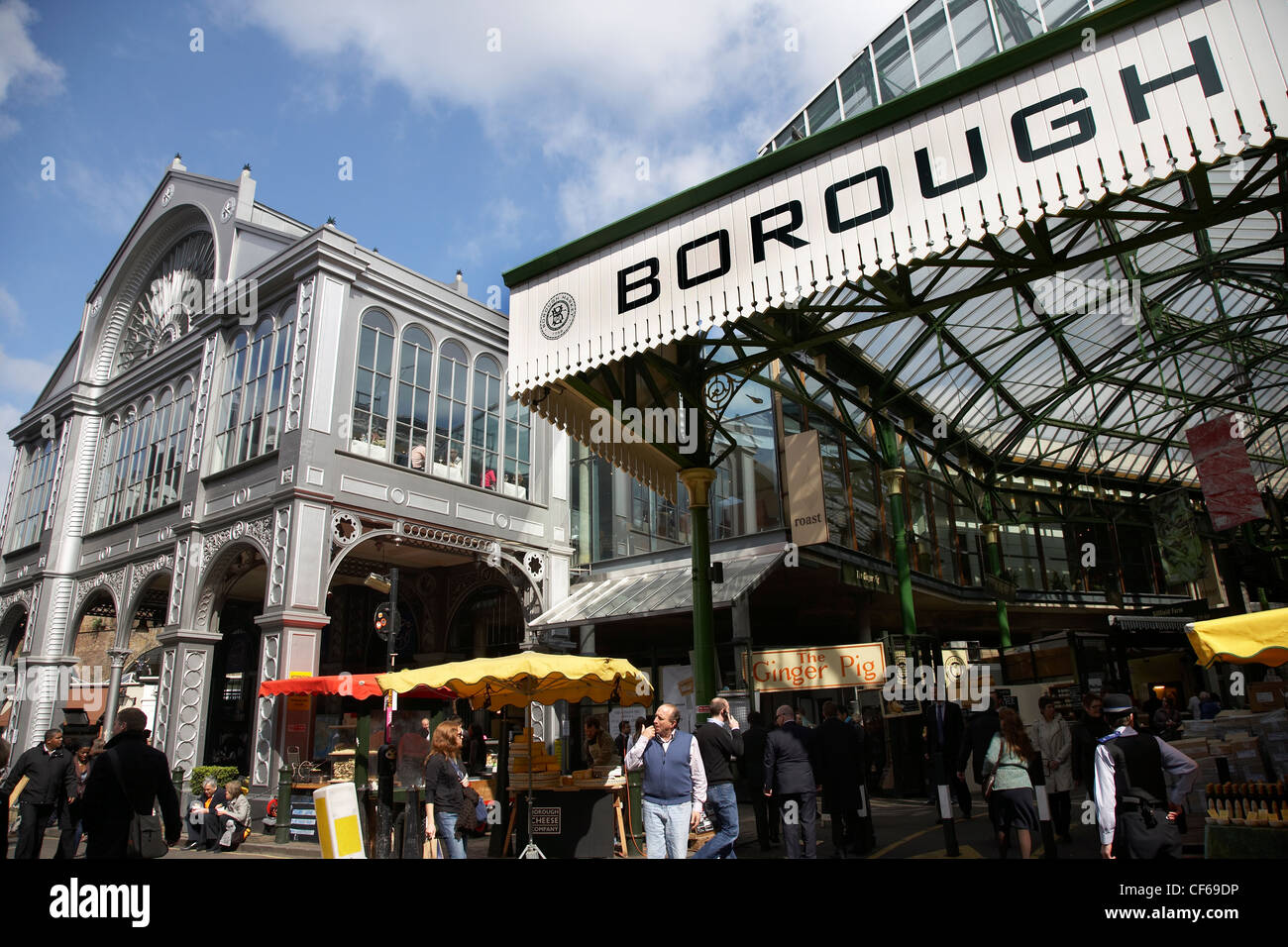 Osservando il tetto di vetro e segno sopra l'ingresso al mercato di Borough. Foto Stock