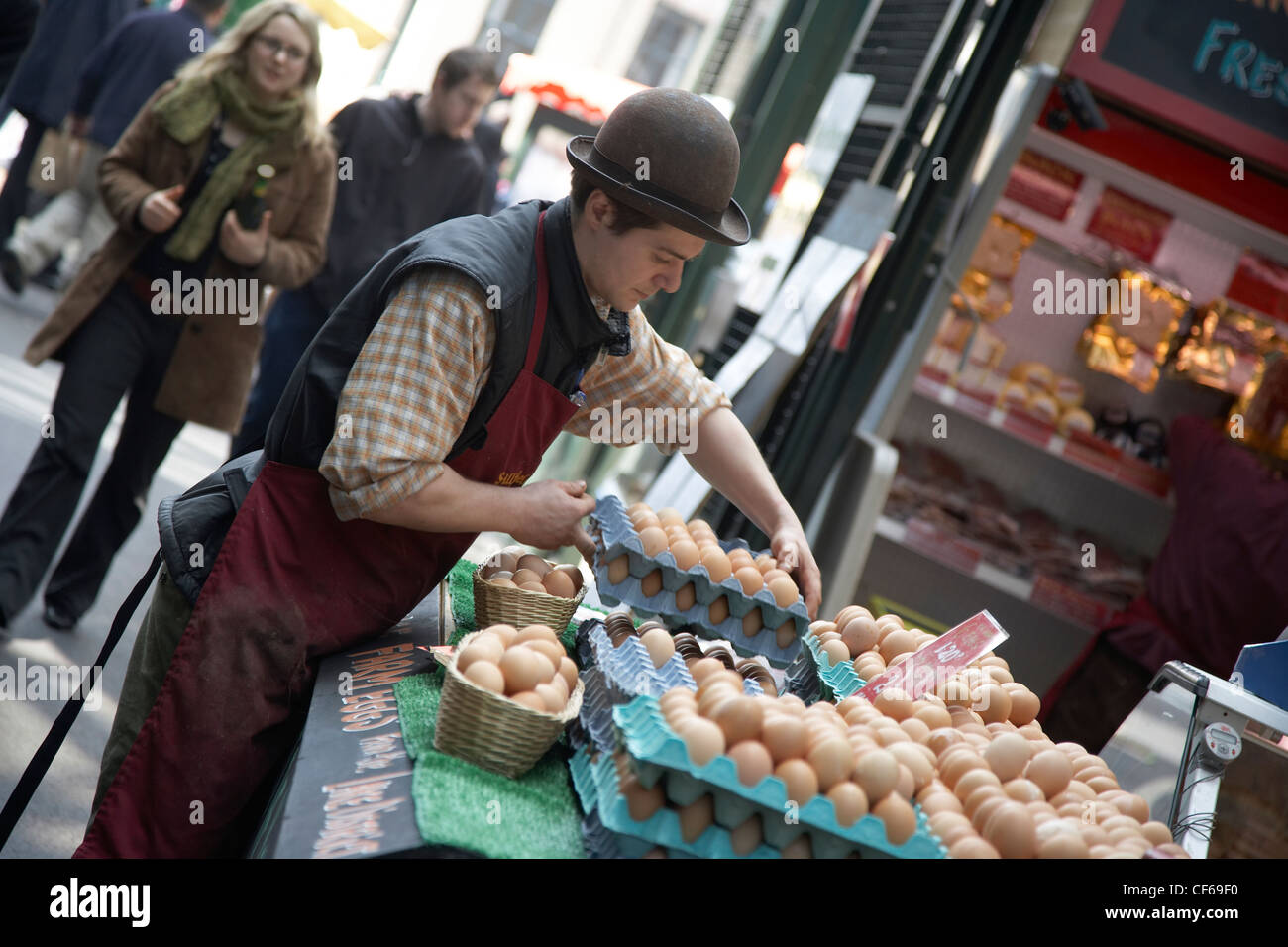 Una vista interna di bancarelle e i clienti a Borough Market. Foto Stock