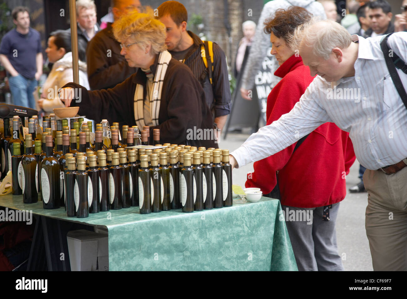 Una vista interna di bancarelle e i clienti a Borough Market. Foto Stock