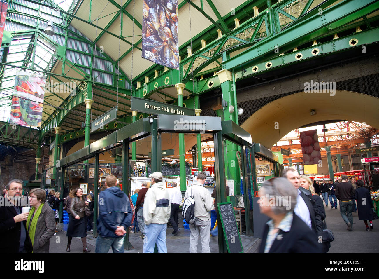 Una vista interna di bancarelle e i clienti a Borough Market. Foto Stock