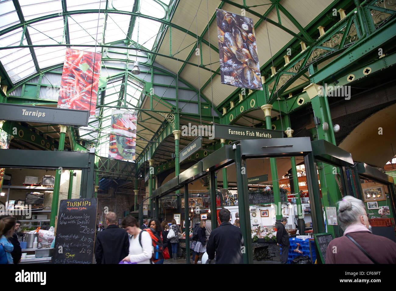 Una vista interna di bancarelle e i clienti a Borough Market. Foto Stock