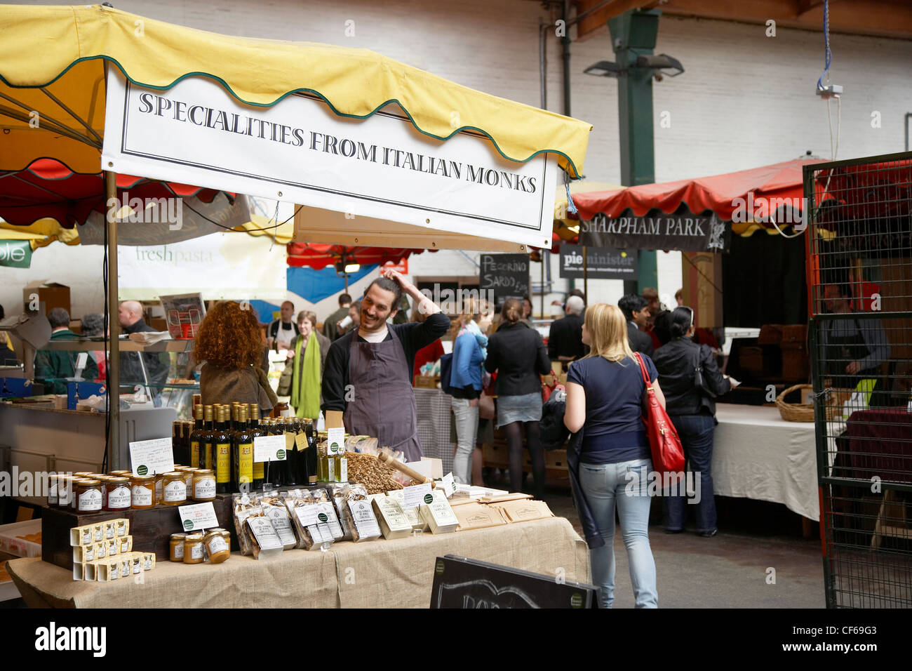 Una vista interna di bancarelle e i clienti a Borough Market. Foto Stock