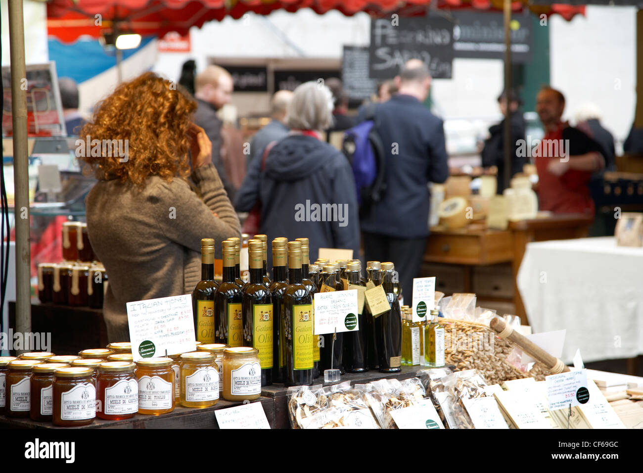 Una vista interna di bancarelle e i clienti a Borough Market. Foto Stock