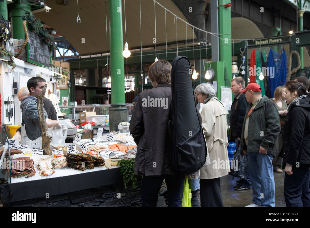 Una vista interna di bancarelle e i clienti a Borough Market. Foto Stock