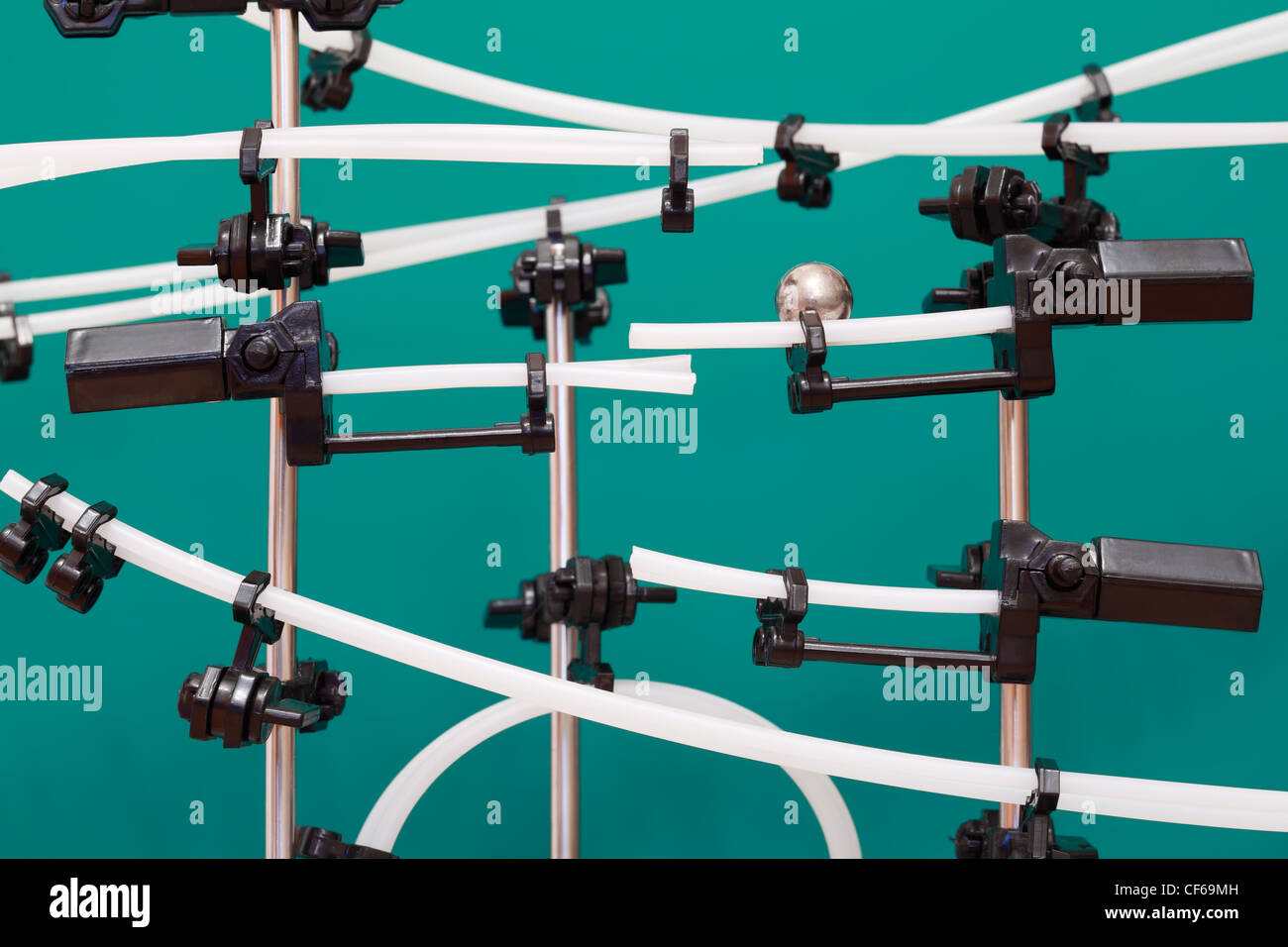 Vista ravvicinata del gioco di sviluppo - costruttore a spirale-labirinto isolato su verde Foto Stock