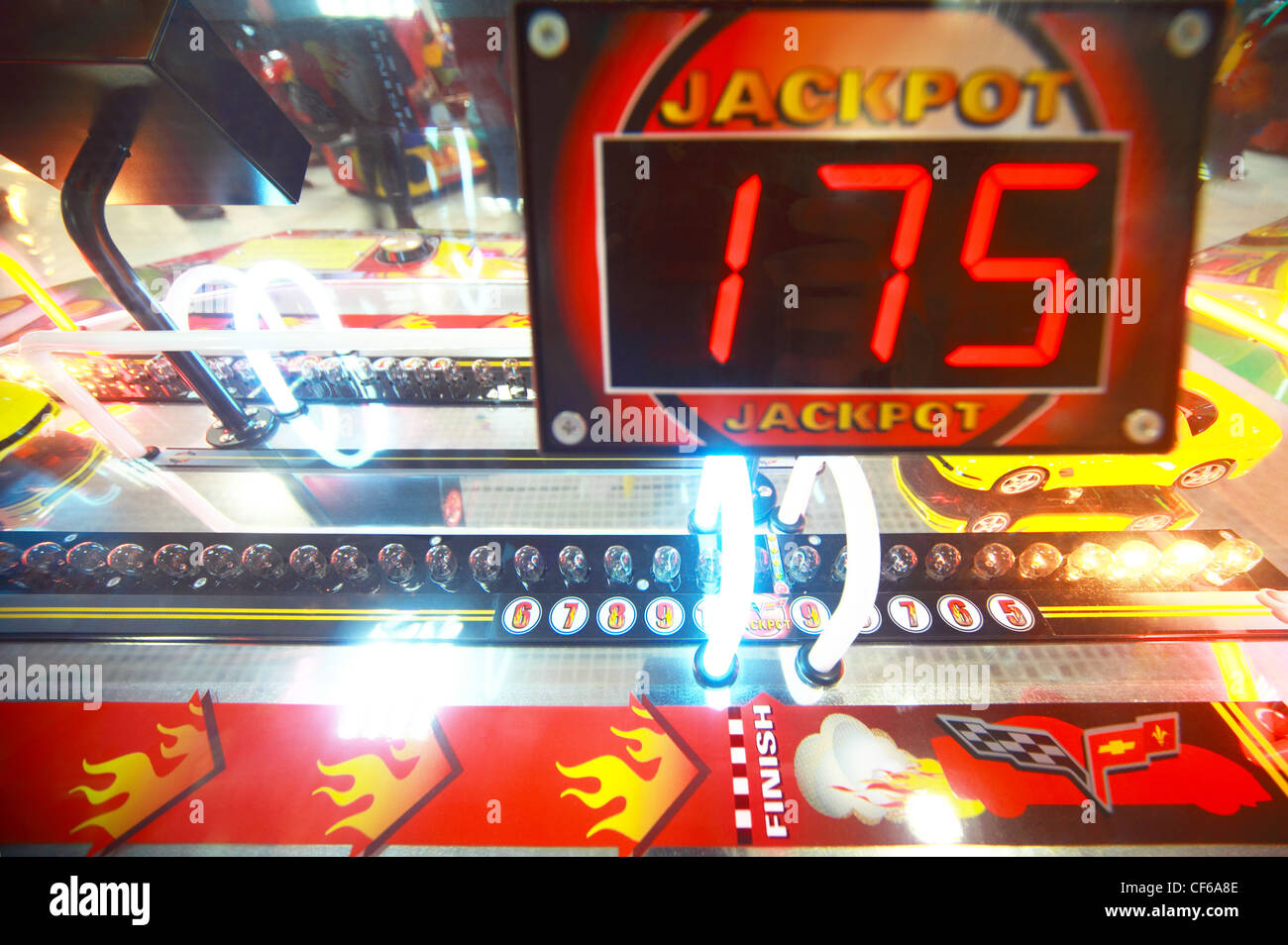 Vista ravvicinata del coloratissimo gioco di corse con il tableau su elettronica macchina arcade Foto Stock