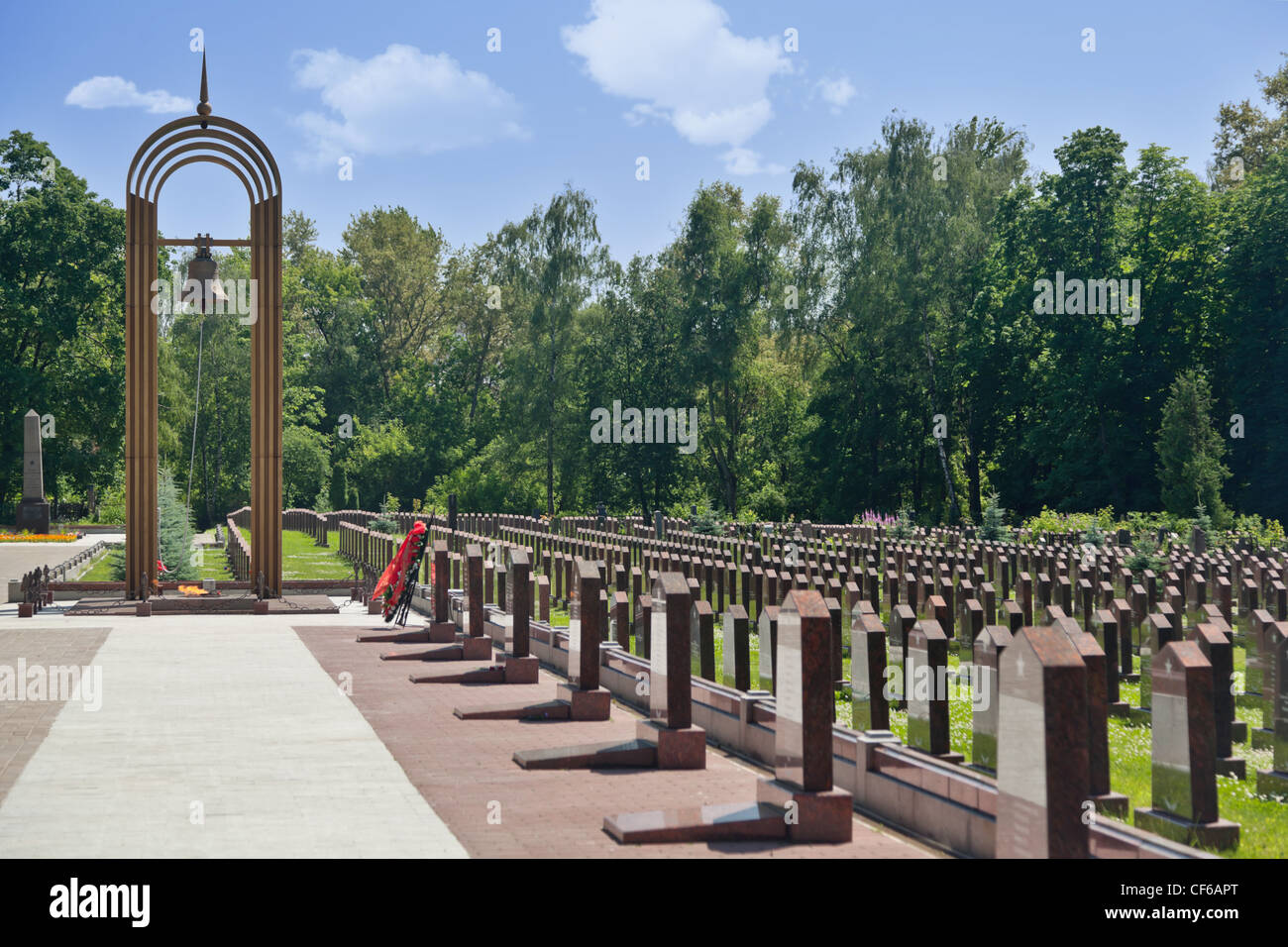 La fiamma eterna, campanile e obelischi presso il Sacrario militare del cimitero di Preobrazhenskoye. Foto Stock