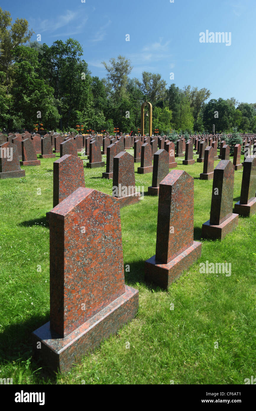 Obelischi e la campana al Sacrario Militare del cimitero di Preobrazhenskoye Foto Stock