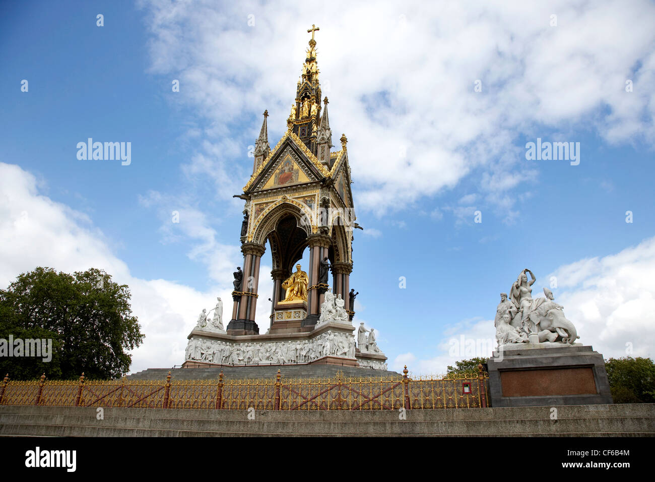 I cieli blu dietro l'Albert Memorial in Kensington Gardens. Foto Stock