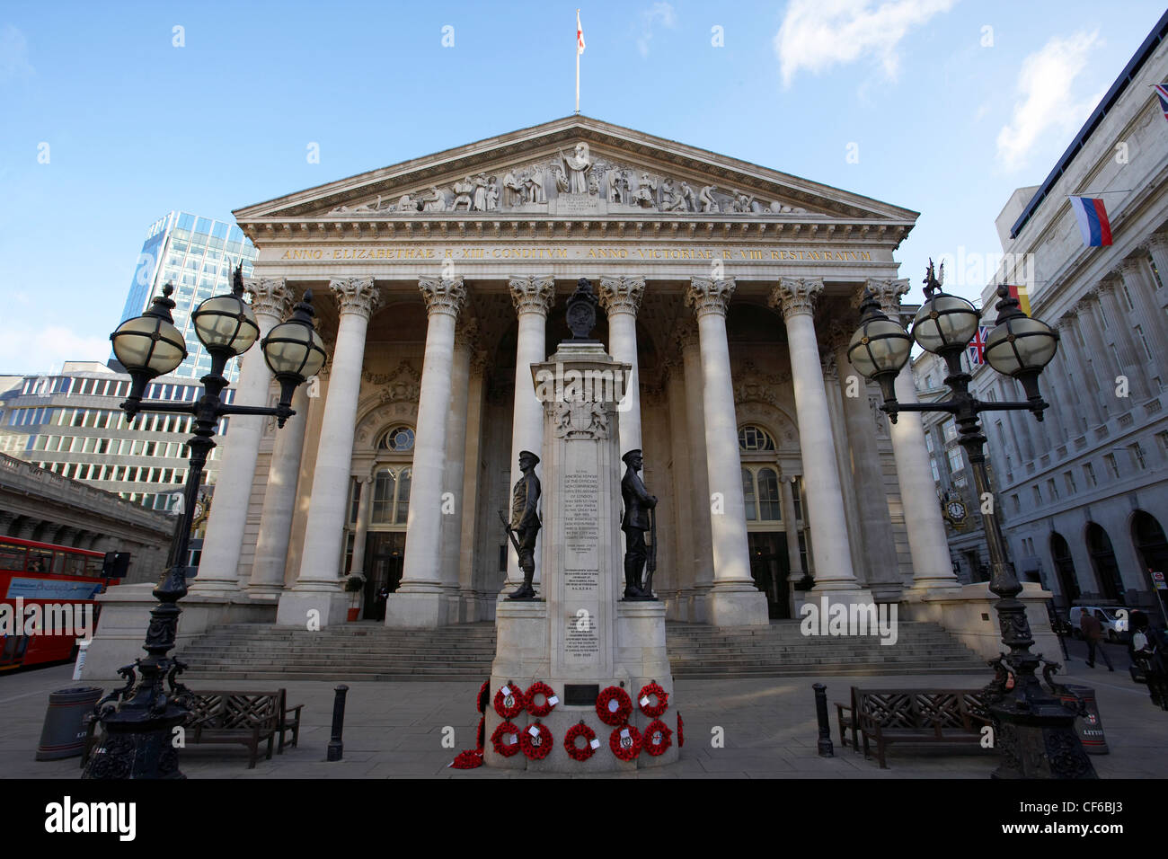 Ricordo le corone al di fuori del Royal Exchange nella città di Londra. Foto Stock