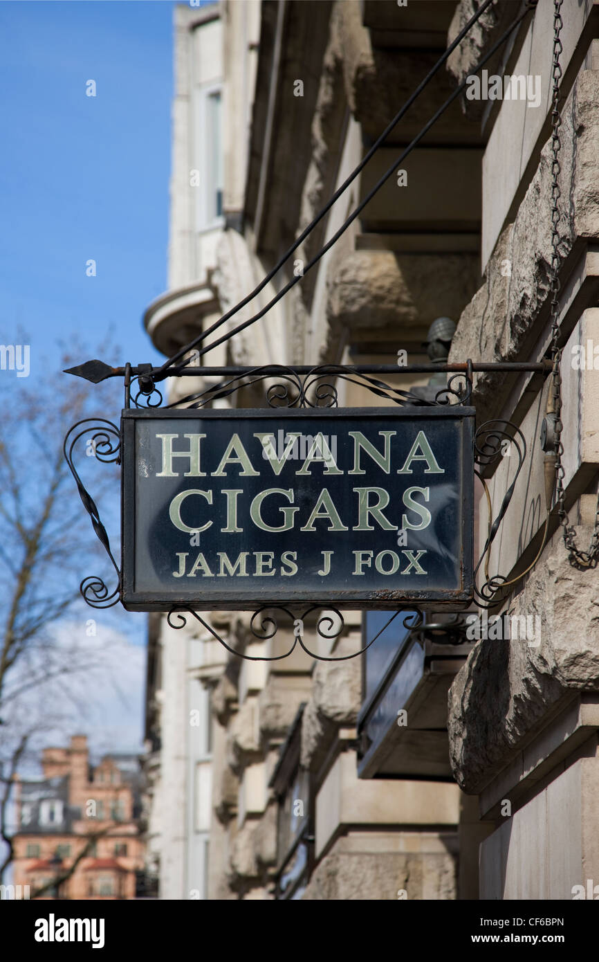 Cerca fino al sigaro Havana firmare al di fuori di Fox di San Giacomo tabaccheria a Londra. Foto Stock