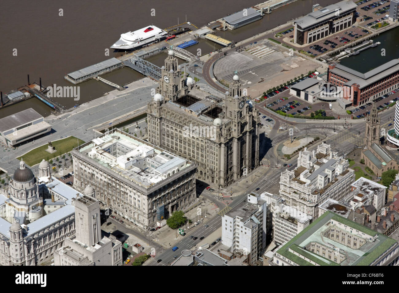 Vista aerea del lungomare di Liverpool con l'edificio Cunard e l'edificio più alto del fegato Foto Stock