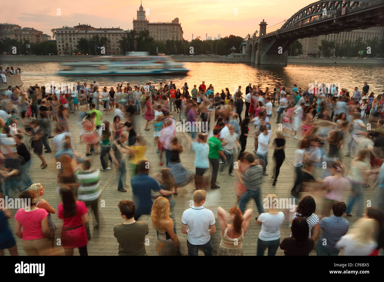 Mosca potrebbe 15 persone dance Frunzenskaya terrapieno vicino Ponte Petrovsky ente parco nave fiume 15 maggio 2010 Mosca Foto Stock