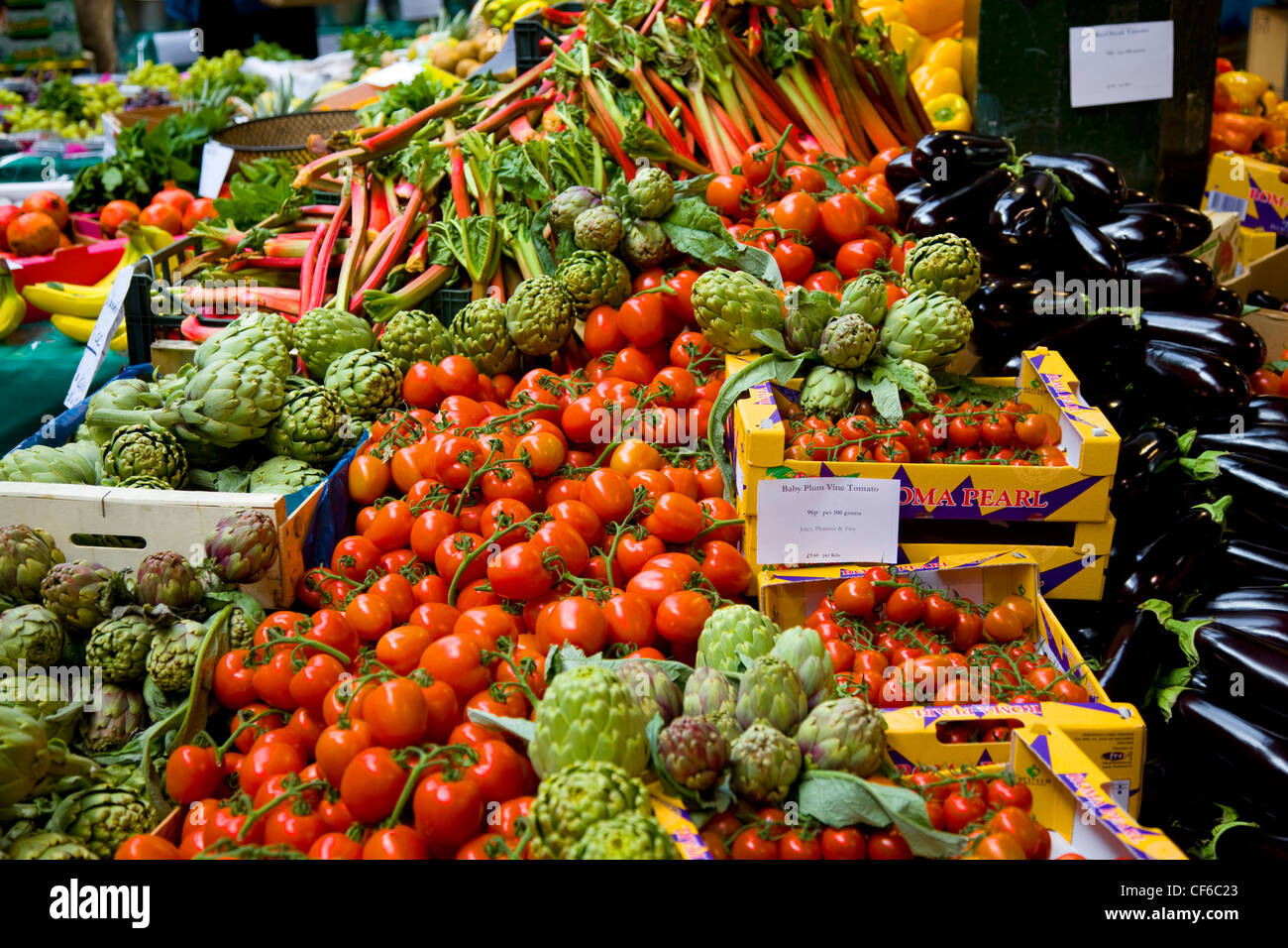 Frutta e verdura in stallo Borough Market di Londra. Foto Stock