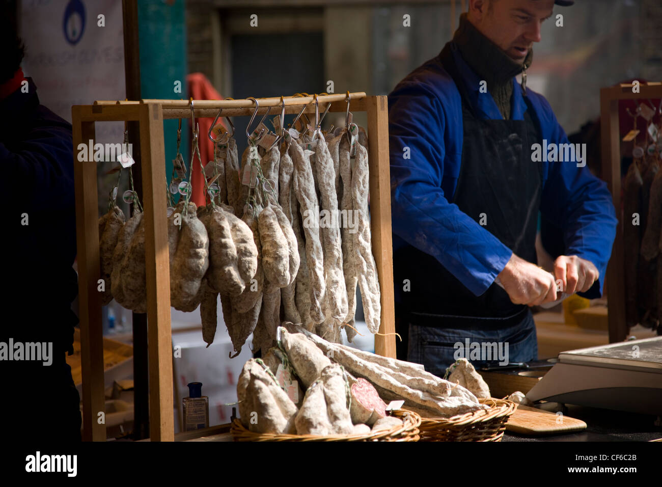Un mercato di vendita di stallo salsicce francese al Mercato di Borough di Londra. Foto Stock