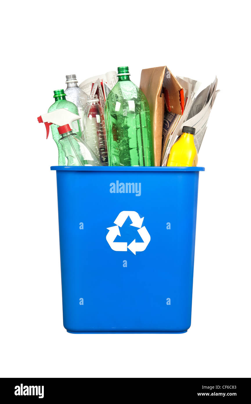 Un contenitore di riciclaggio con bottiglie di plastica, carta, cartone e altri oggetti in plastica isolato su bianco. Foto Stock