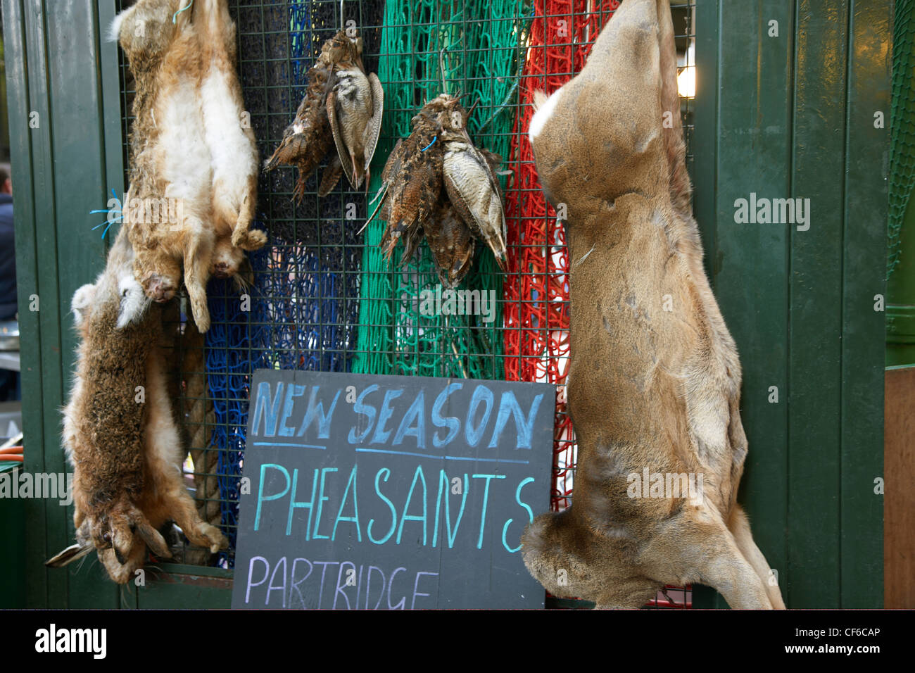 Un display di conigli e fagiani al di fuori di una macelleria in Borough Market. Foto Stock