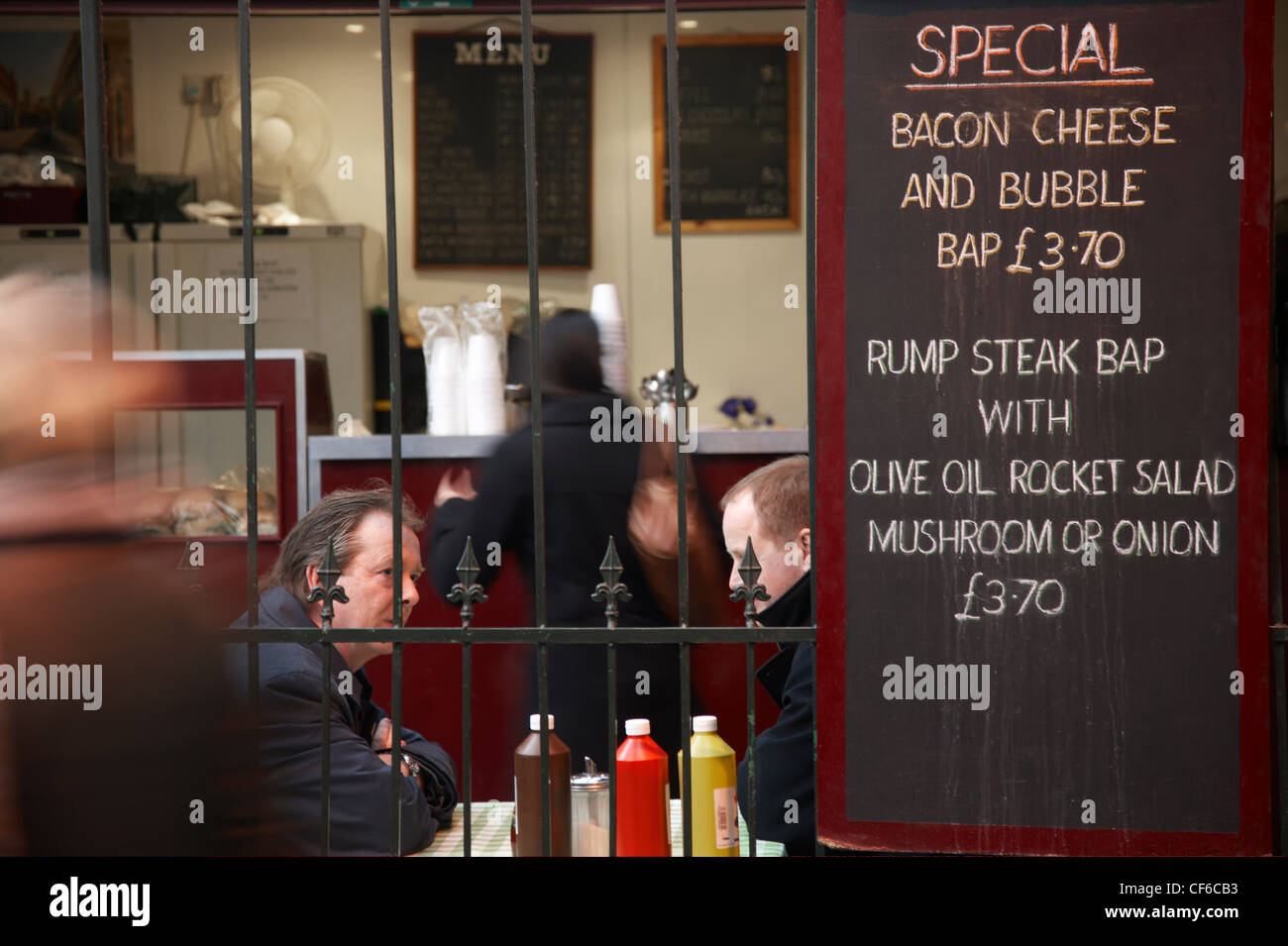 Due uomini seduti a un tavolo in un cafe a Borough Market. Foto Stock