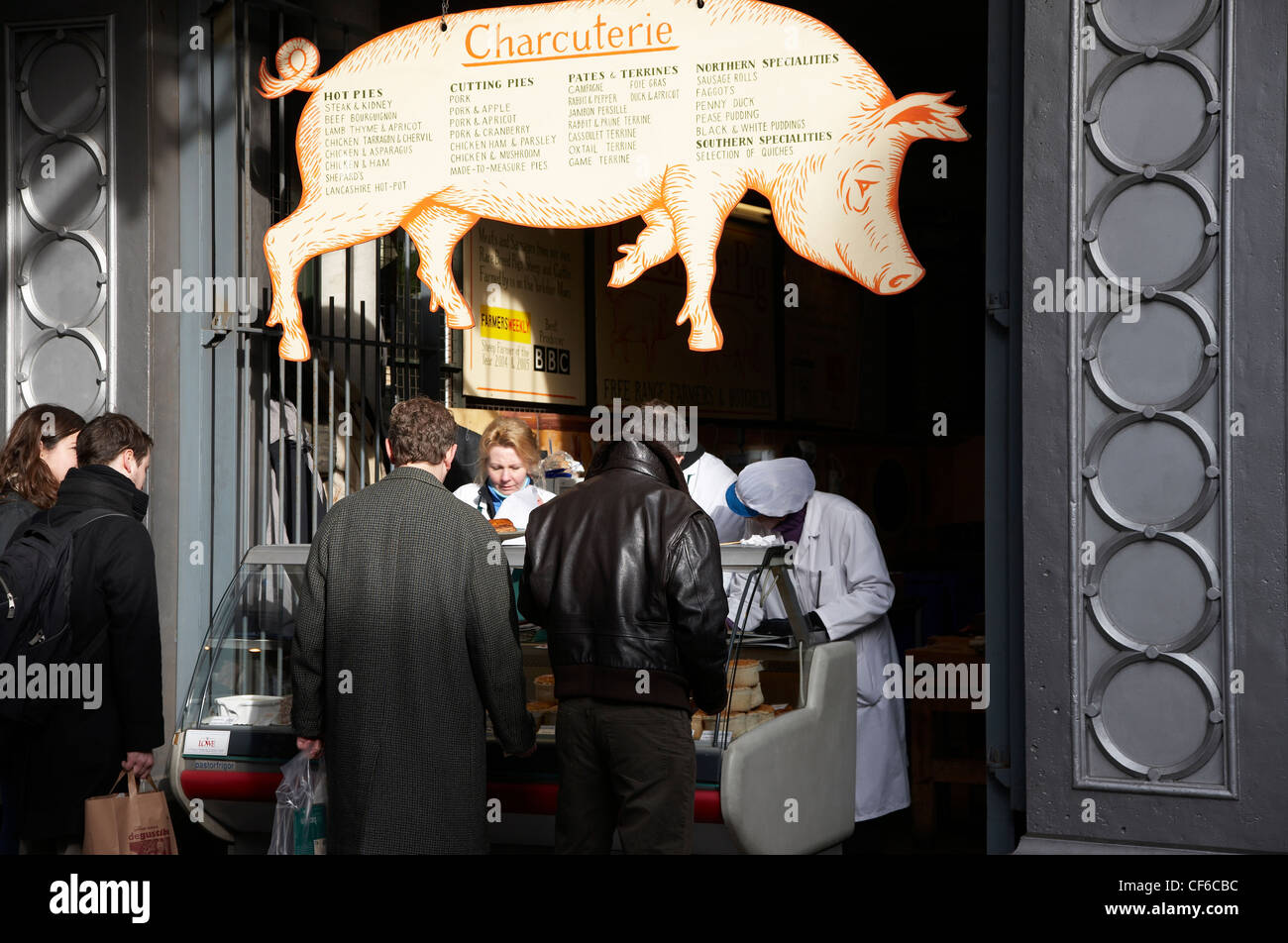 Charcuterie stand e segno a Borough Market. Foto Stock