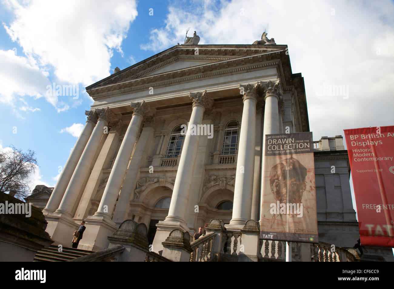 Una vista verso l'ingresso alla Tate Britain Gallery. Foto Stock