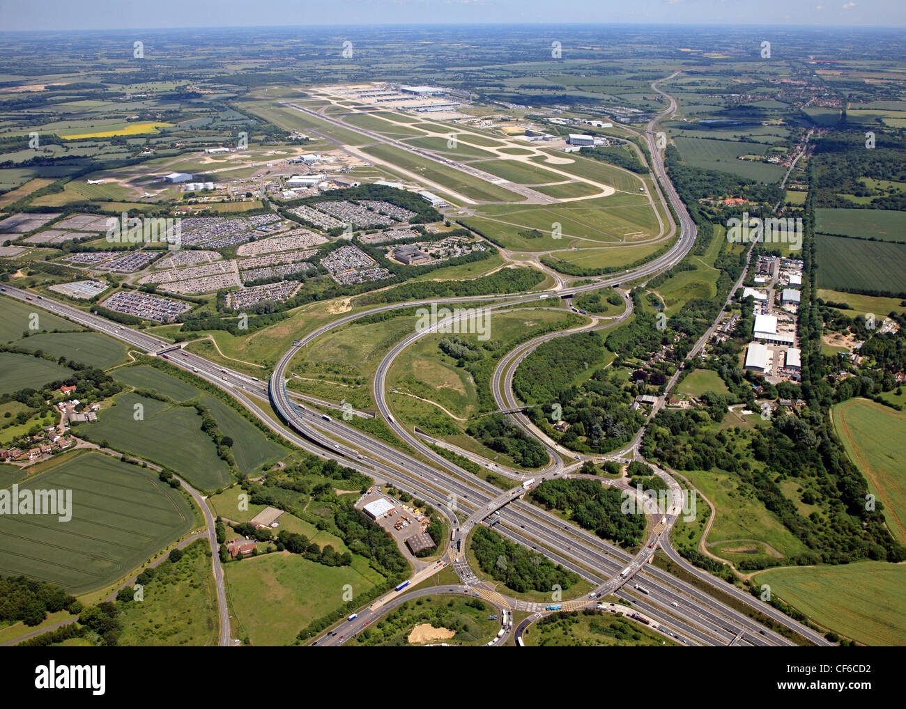 Vista aerea di Stansted Airport in Essex con svincolo 8 della M11 Foto Stock