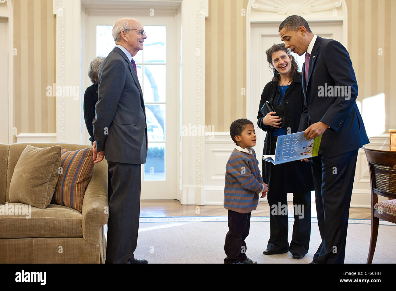 Il presidente Barack Obama legge dal suo libro "Di Te mi cantare: una lettera alle mie figlie' durante una visita da parte della Corte Suprema Stephen Breyer e la sua famiglia all'Ufficio Ovale Marzo 2, 2011 in Washington, DC. Foto Stock