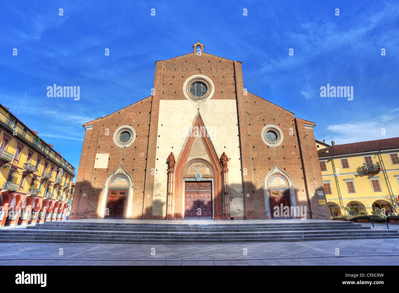 Facciata vista sul Duomo di Saluzzo (Maria Vergine Assunta la chiesa) in Saluzzo, Italia. Foto Stock