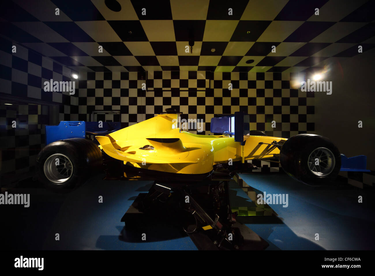 Golfo persico aprile 14 potente auto da corsa all'interno della hall illuminata Costa Deliziosa ultima Costa la nave di crociera 14 Aprile 2010 Foto Stock