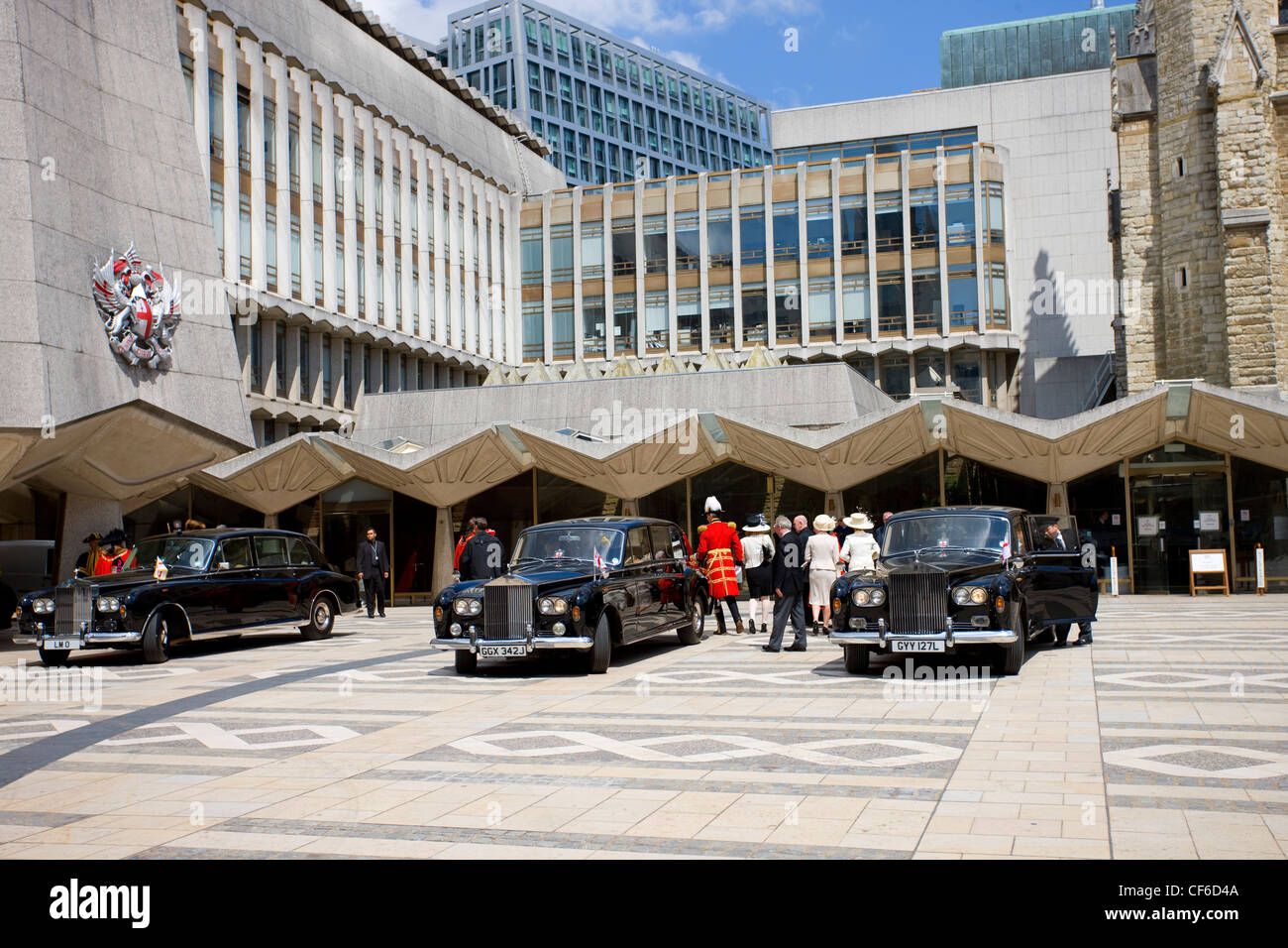 Tre rotoli Royces fuori l'ingresso principale per la Guildhall, casa della City of London Corporation. La Guildhall è un grado Foto Stock