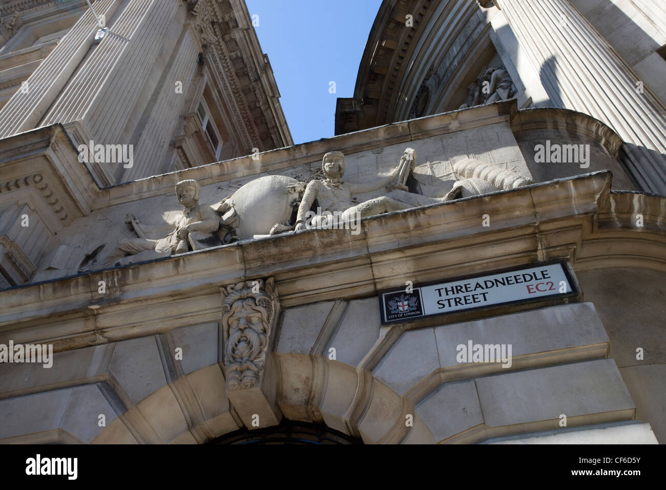 Dettagli architettonici in Threadneedle Street nella città di Londra. Foto Stock