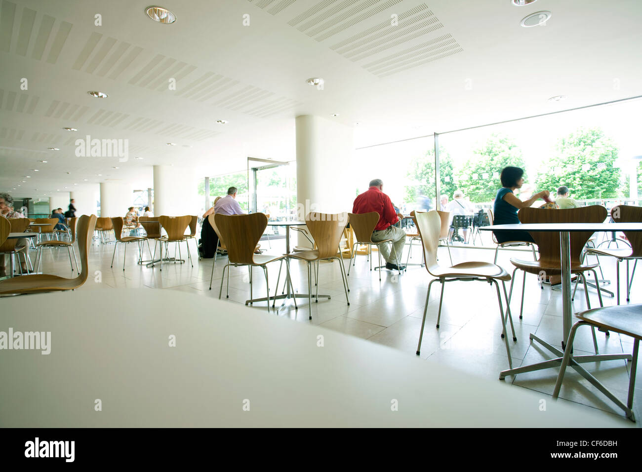 La gente seduta nella hall principale della Royal Festival Hall. Foto Stock