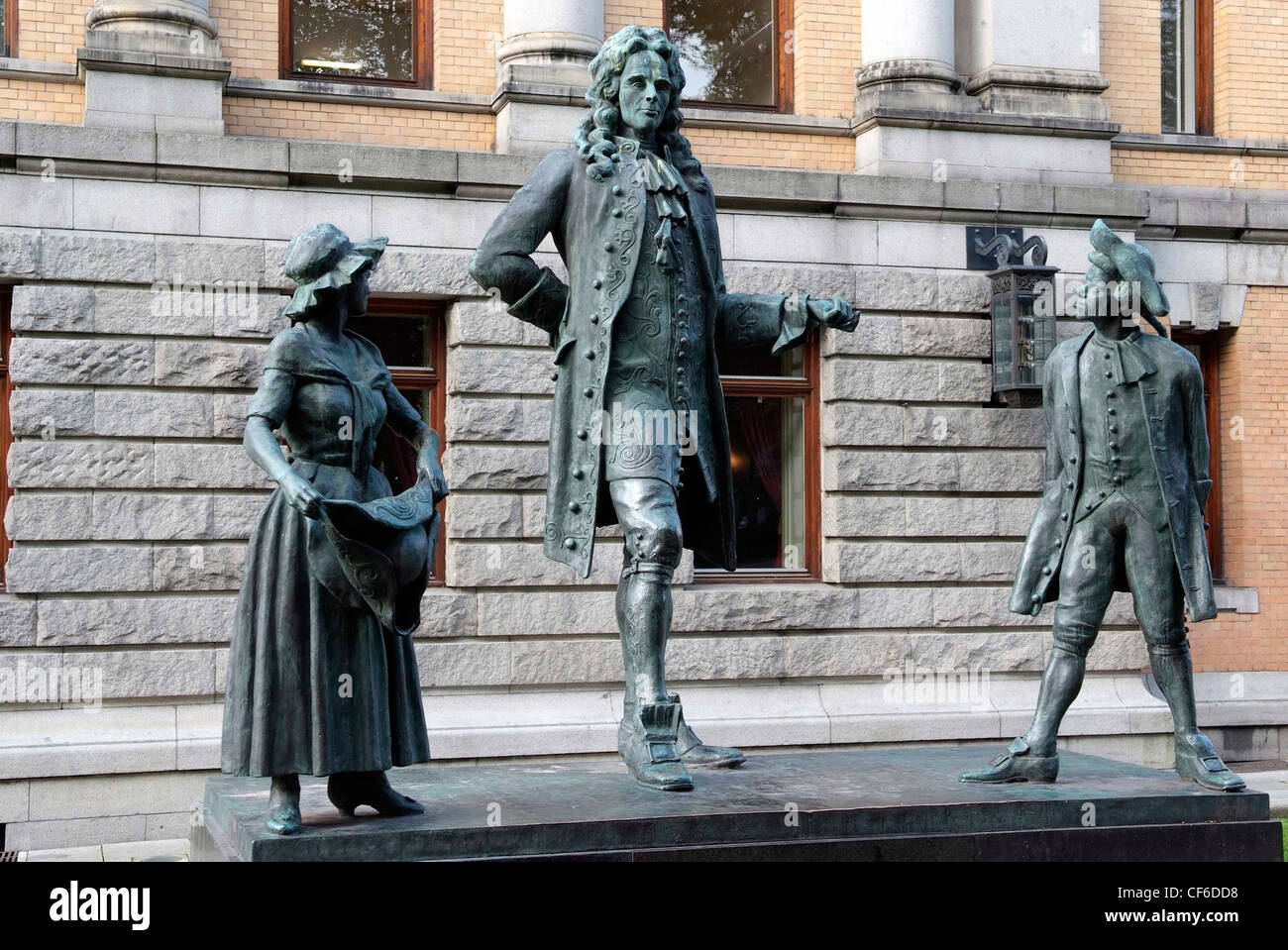 Norvegia Oslo Il Teatro Nazionale statua di Holberg. Foto Stock