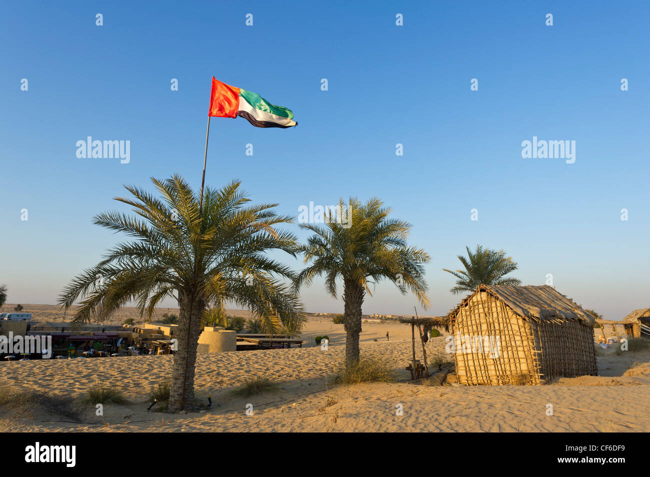 DUBAI desert bandiera oasi di palme oase pomeriggio di sole tramonto orizzonte luce rossa sabbia Sabbie rosso blu cielo sera tranquillamente romanticamente Foto Stock