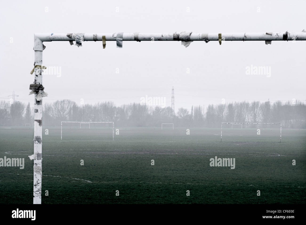 Campi di calcio in una nebbiosa giornata. La Football Association afferma che circa 7 milioni di adulti e 5 milioni di bambini di giocare Foto Stock